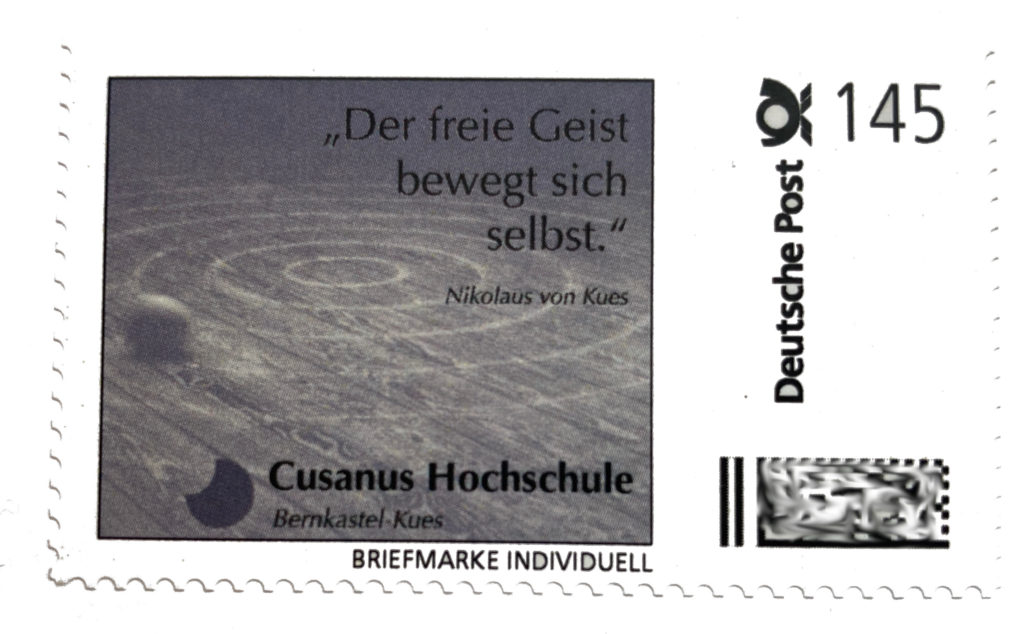Briefmarke der Cusanus Hochschule mit dem Hochschulmotto